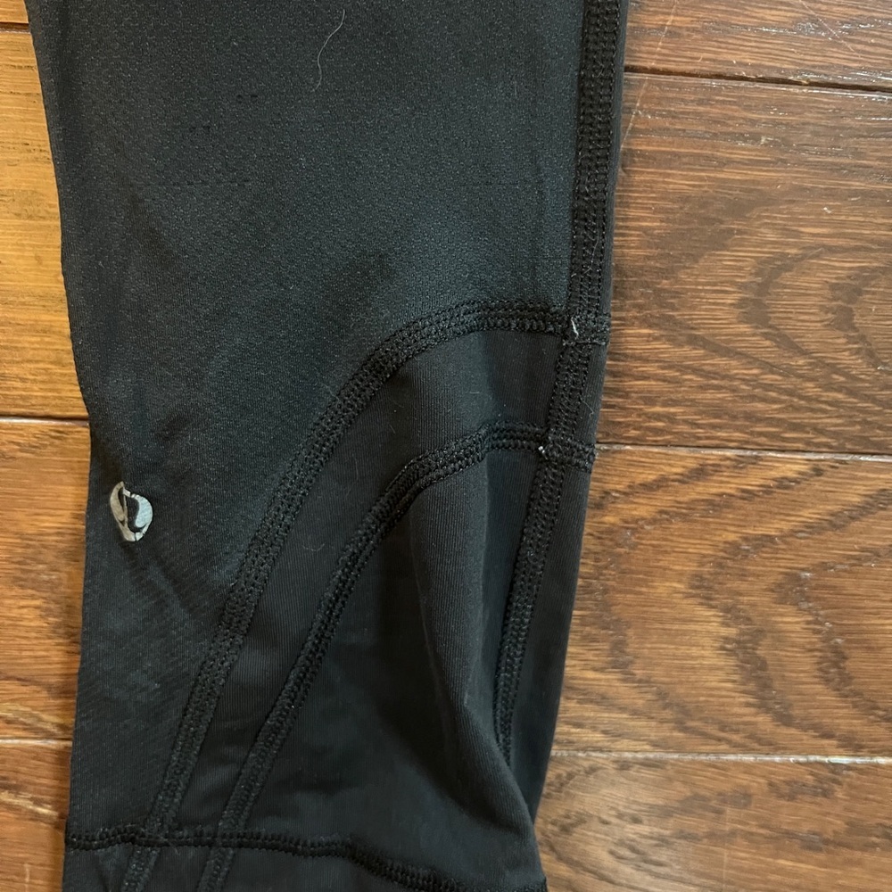 Women’s Lululemon Size 4 23” Cropped Black Running Workout Leggings - Picture 5 of 9